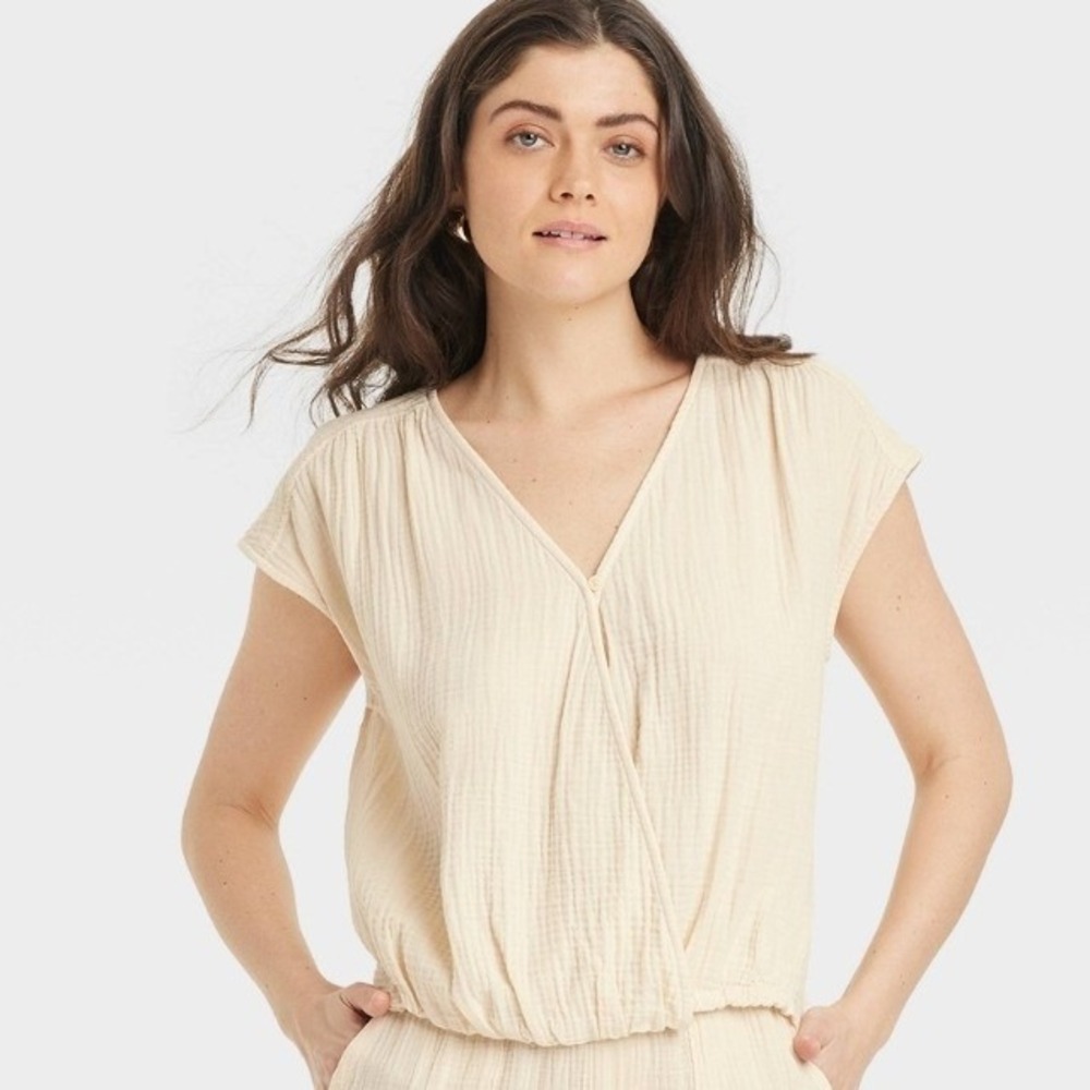 Universal Thread Womens Cream Gauze Surplice V-Neck Cap Sleeve Top M NEW